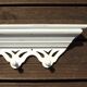 Porte-manteau vintage français blanc shabby chic à 6 crochets avec étagère et détails découpés.