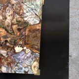 Table basse avec plateau en bois pétrifié