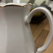Cafetière vintage en porcelaine blanche et filet doré