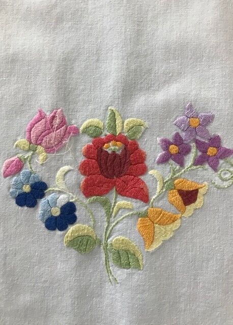 Nappe ancienne brodée fleurs bord festonné
