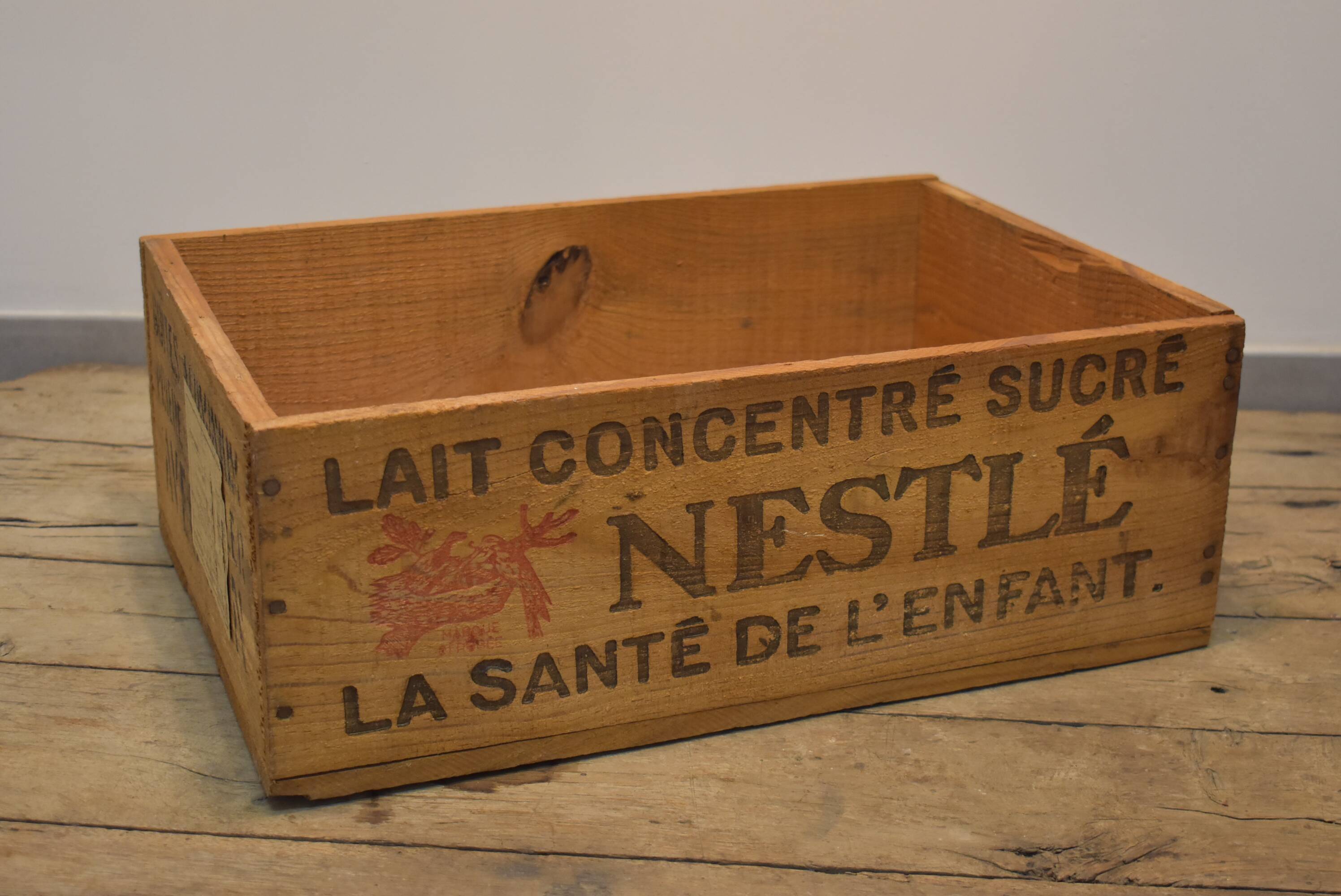 Wooden case of the Nestlé no1 brand