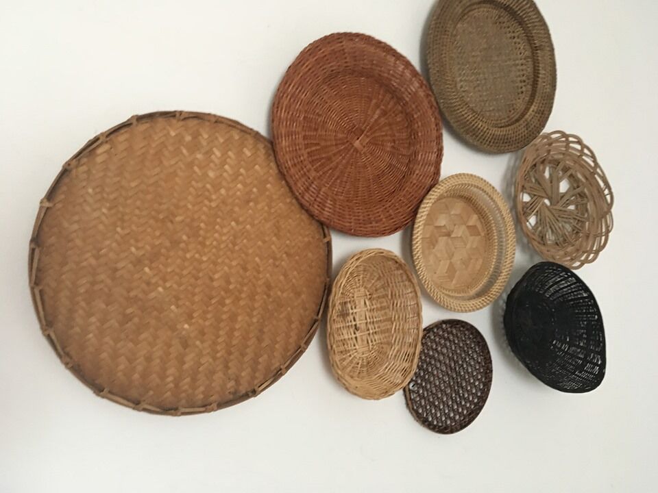 Wall composition of 8 baskets and wicker trays.