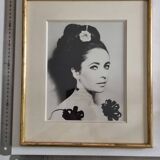 Signed photograph of Elizabeth Taylor, framed silver print 32x37 cm.