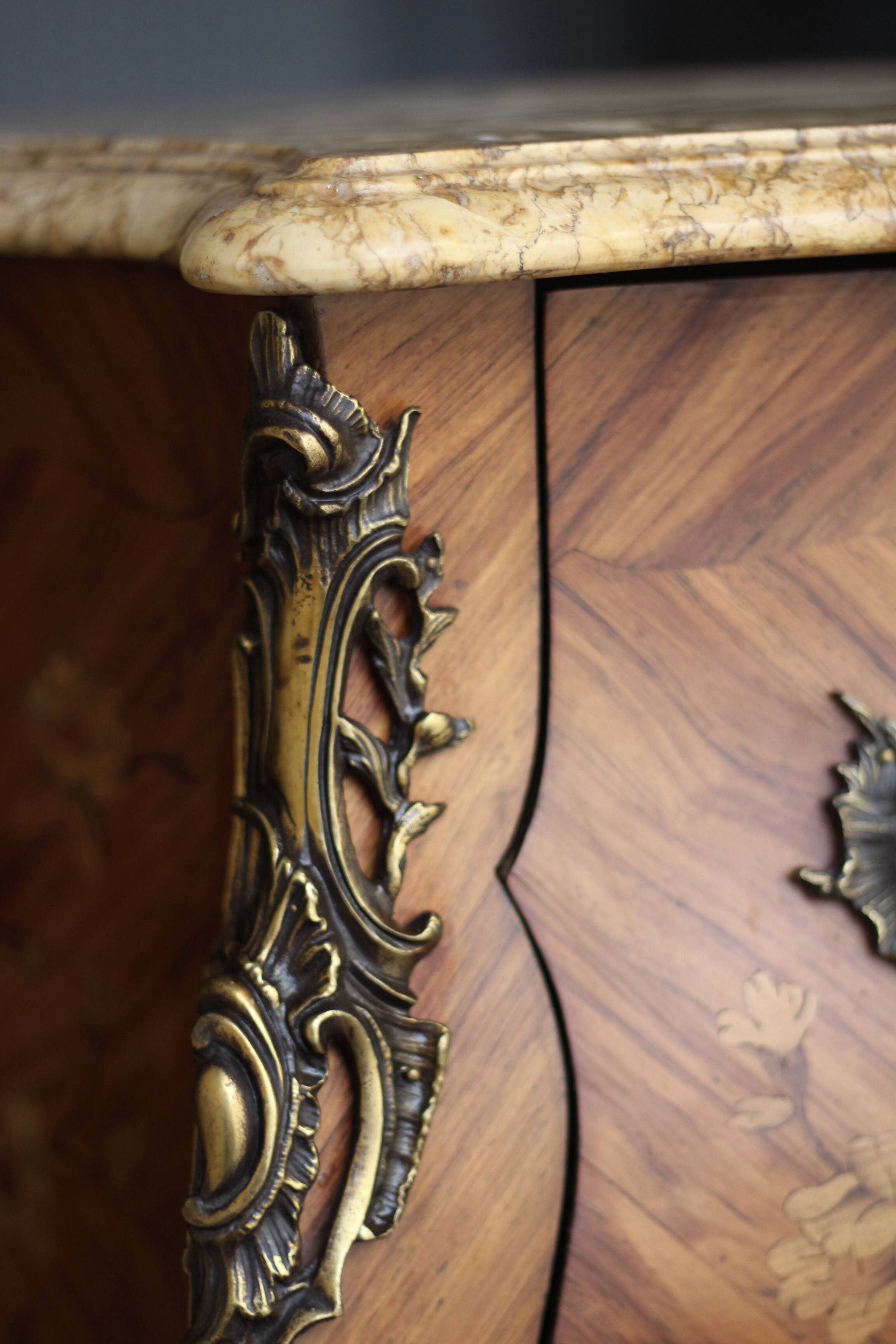 Louis XV style curved chest of drawers of very fine craftsmanship (Faubourg work)