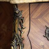 Louis XV style curved chest of drawers of very fine craftsmanship (Faubourg work)