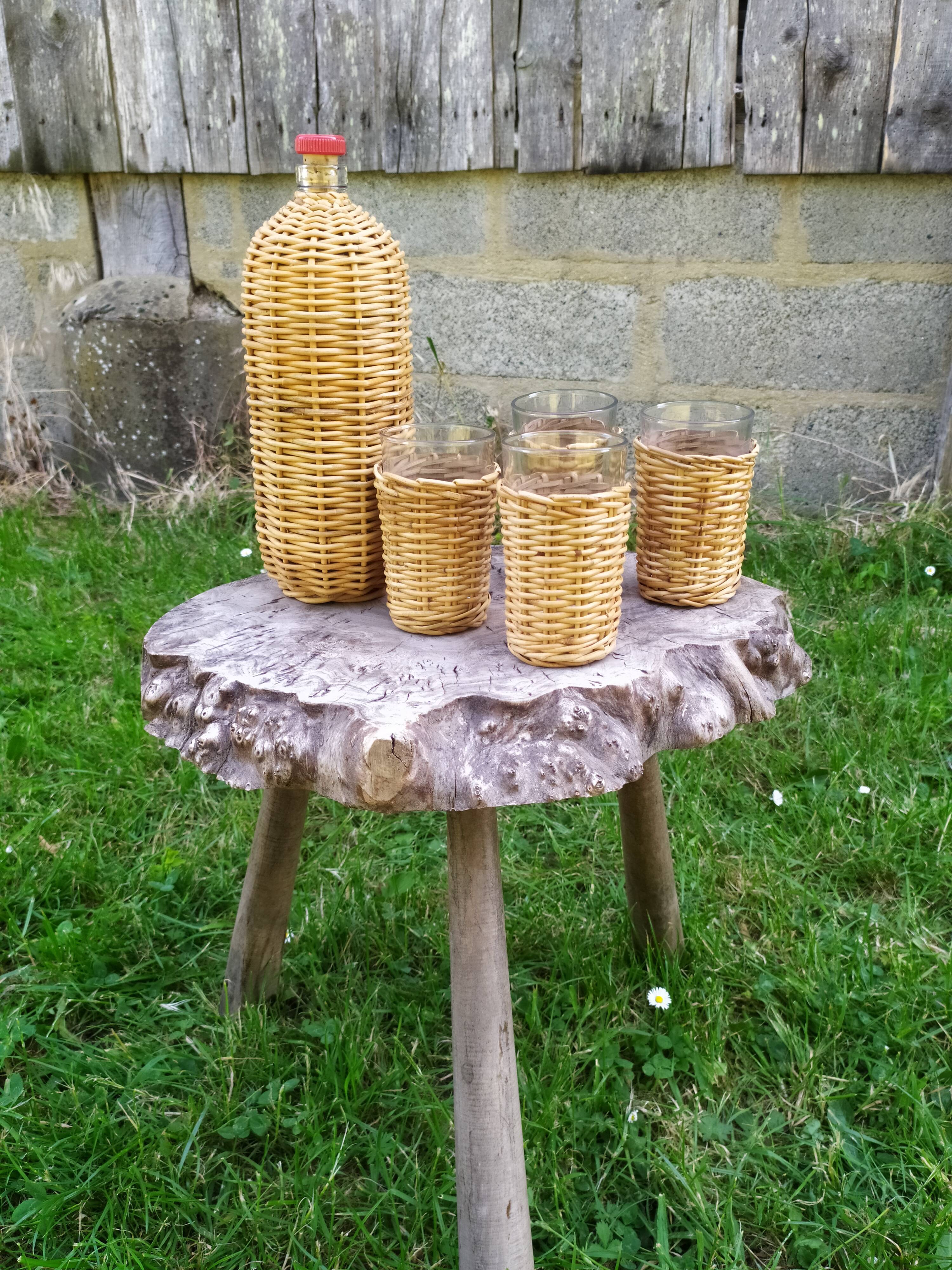 Bouteille et verres en rotin
