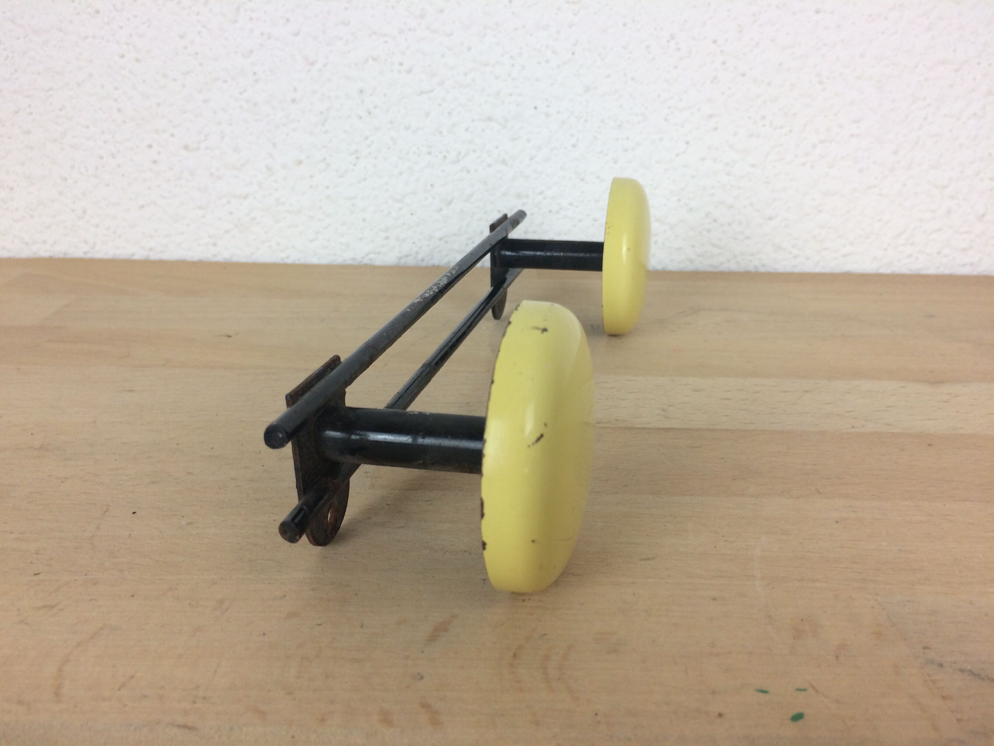 Double wall hook vintage yellow balls