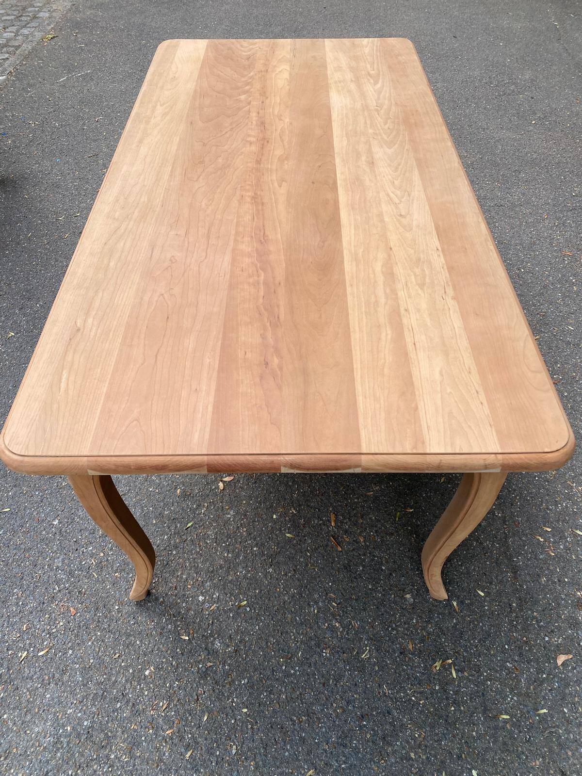 Table à manger de ferme chic extensible décapée en merisier massif Louis XV