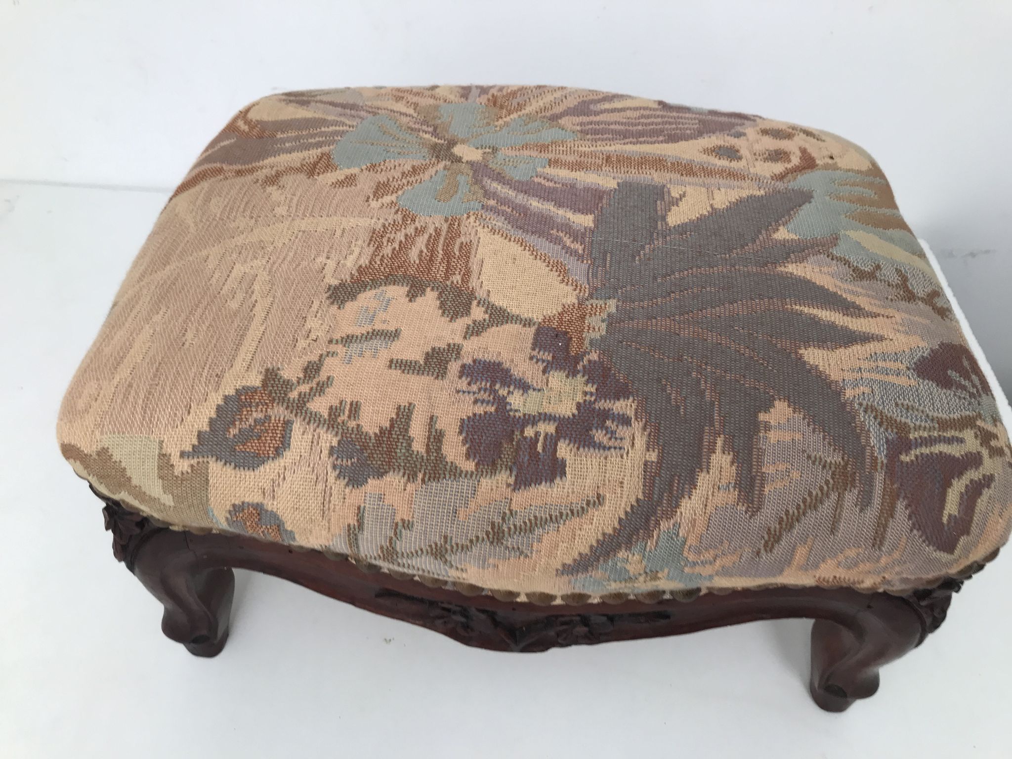 Repose-pied en bois rembourré vintage style Louis IV