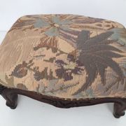 Repose-pied en bois rembourré vintage style Louis IV