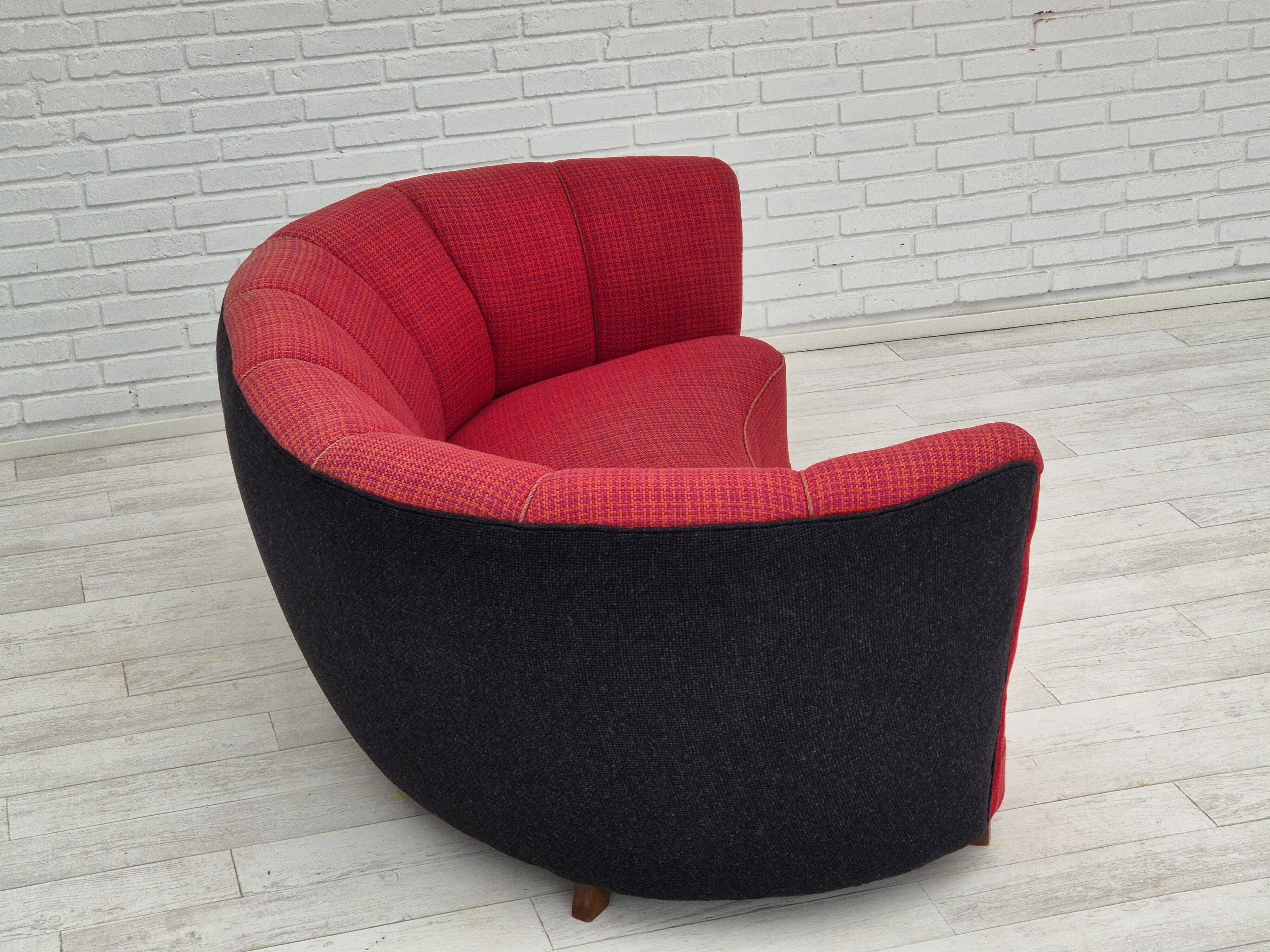 Années 1960, canapé danois 2 places "Banana", meuble en laine, bois de hêtre.