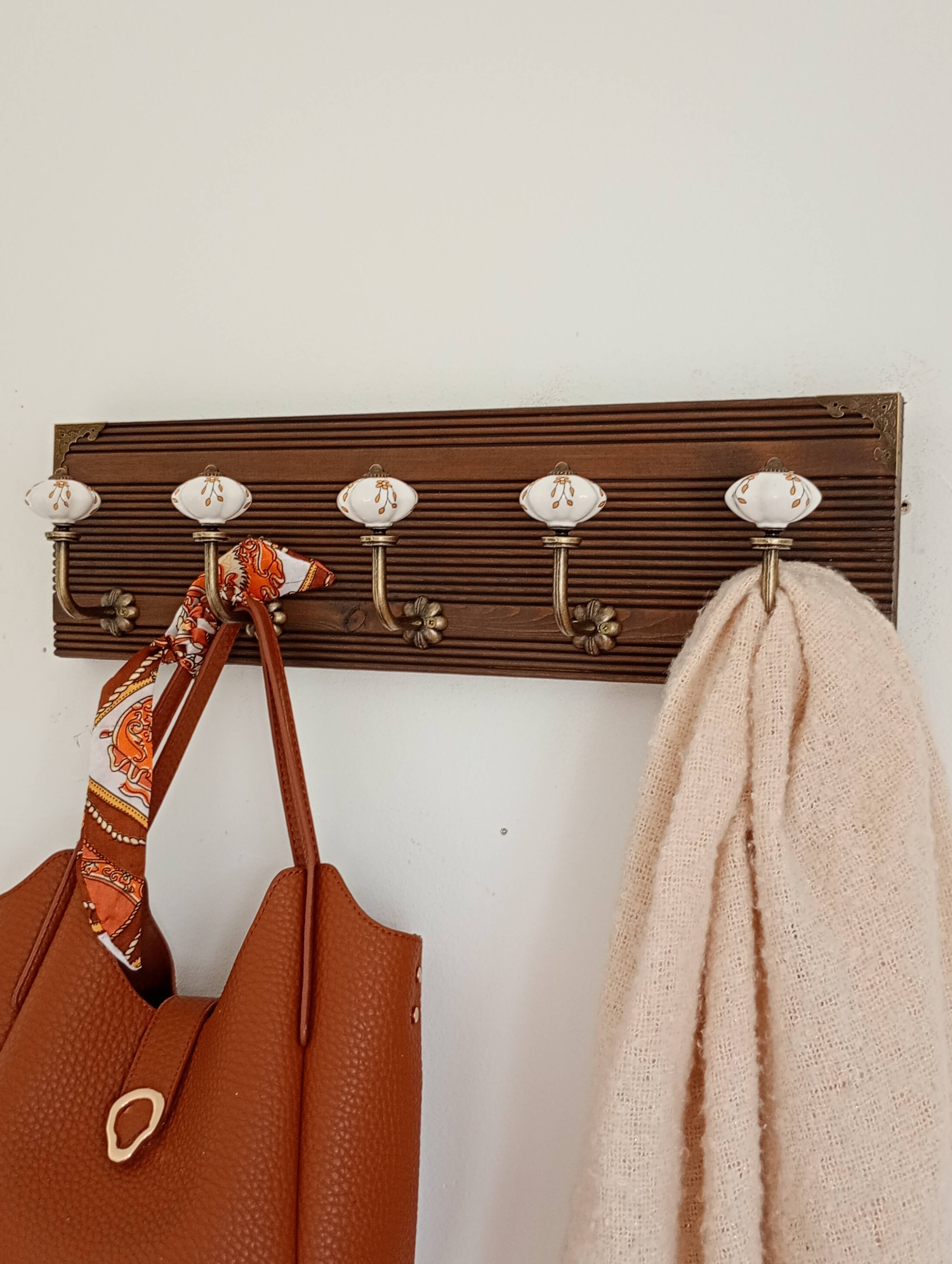 Wall coat rack 50 cm – 5 metal and ceramic hooks – Stained wood