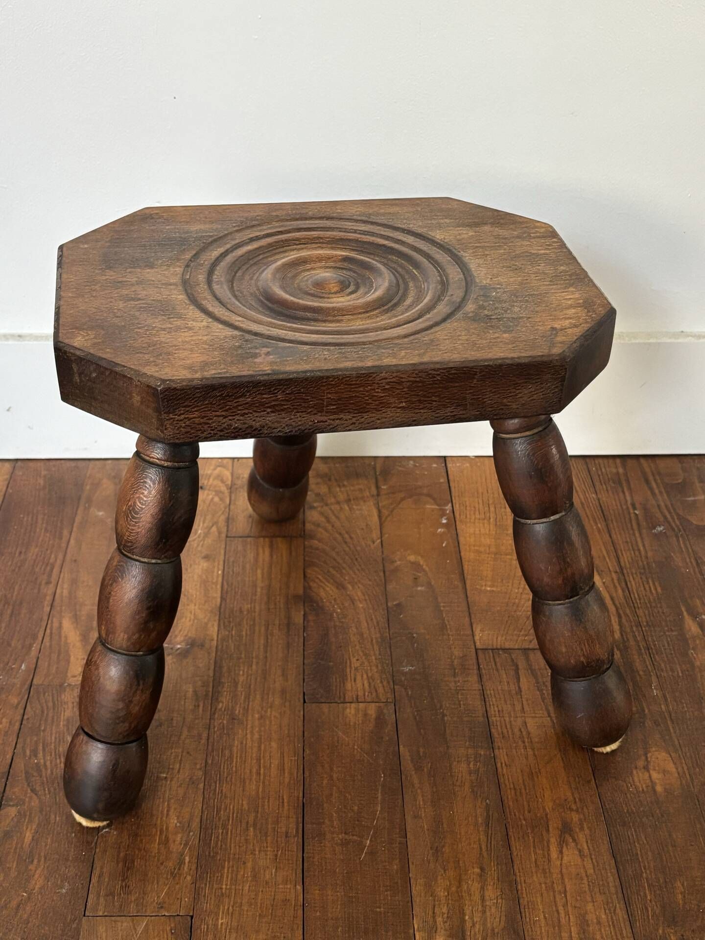 Tabouret tripode en bois