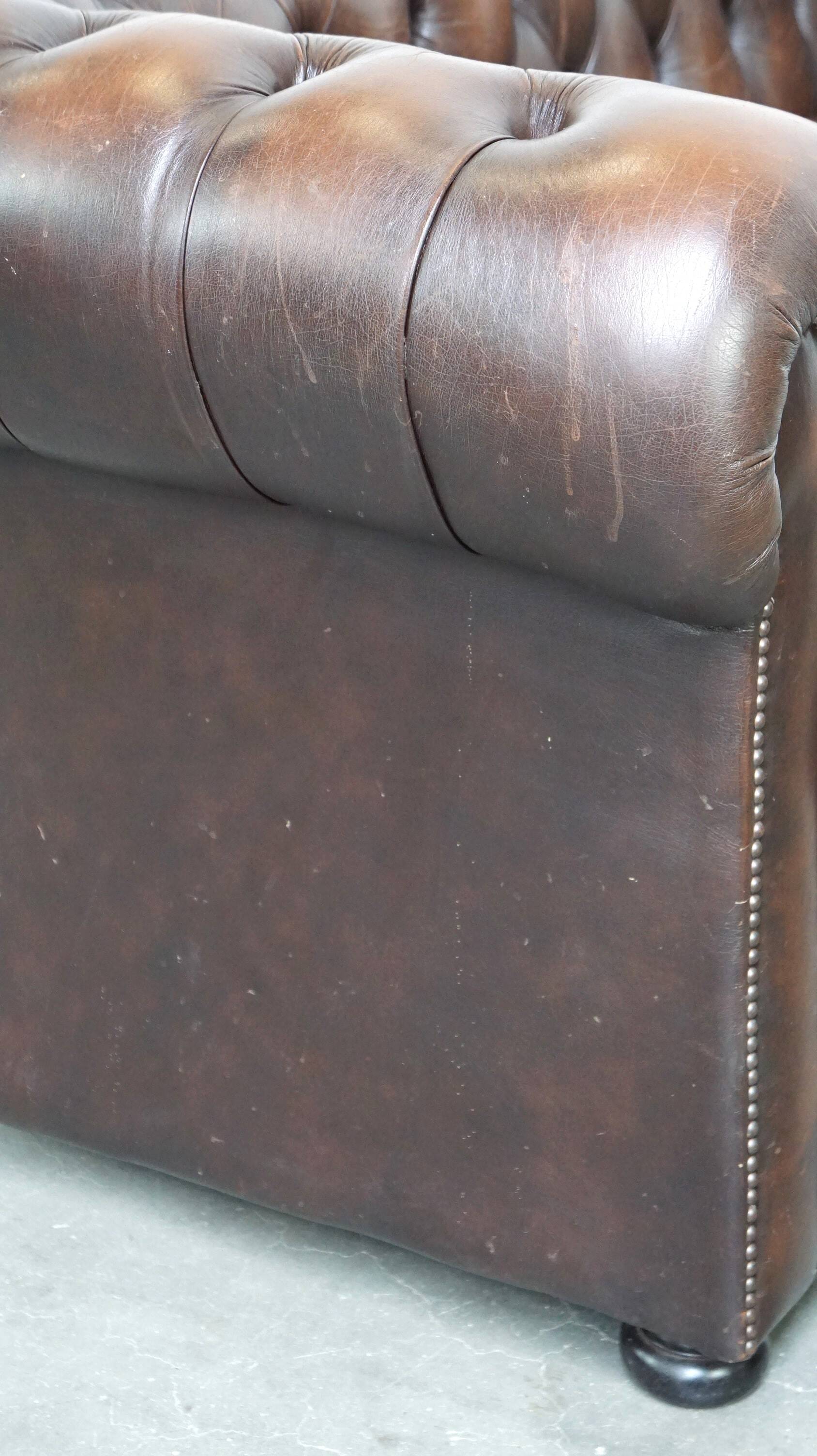 Canapé Chesterfield anglais 2,5 places en cuir de vachette flammé marron foncé