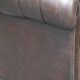 Canapé Chesterfield anglais 2,5 places en cuir de vachette flammé marron foncé
