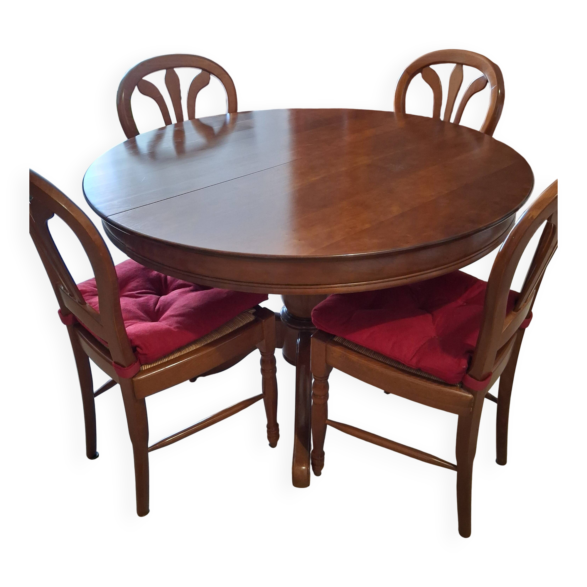 Round table in cherry wood