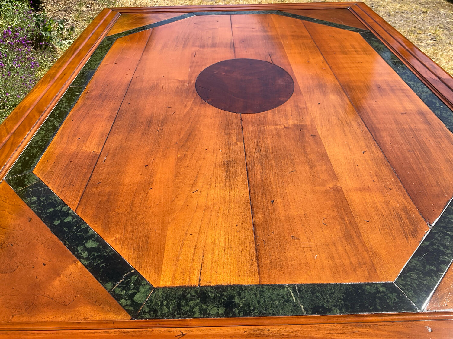 Tale basse vintage en bois massif et marqueterie de marbre