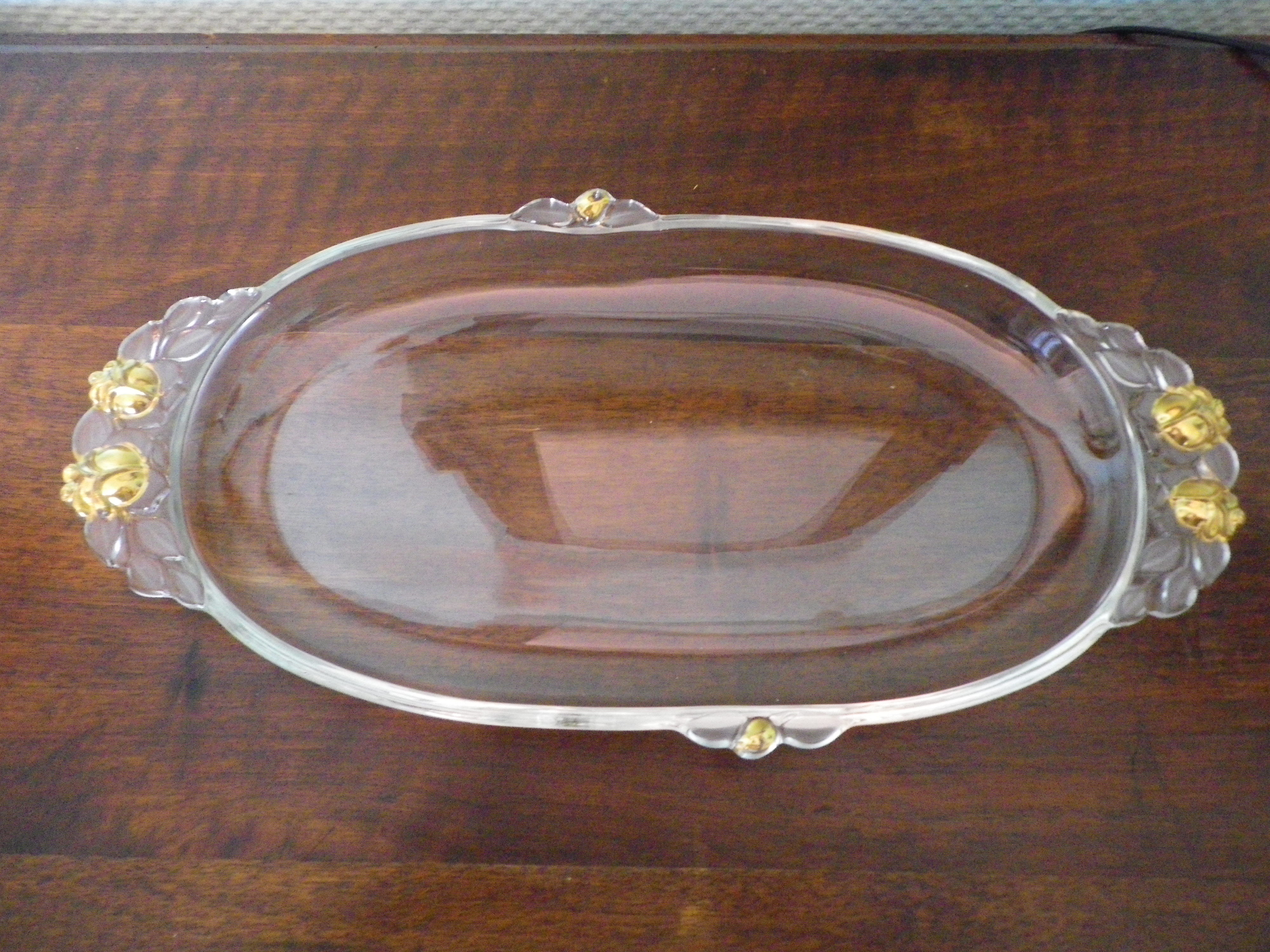 Plat de service vintage en verre transparent et bordures moulées en verre opaque avec dorure
