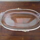 Plat de service vintage en verre transparent et bordures moulées en verre opaque avec dorure