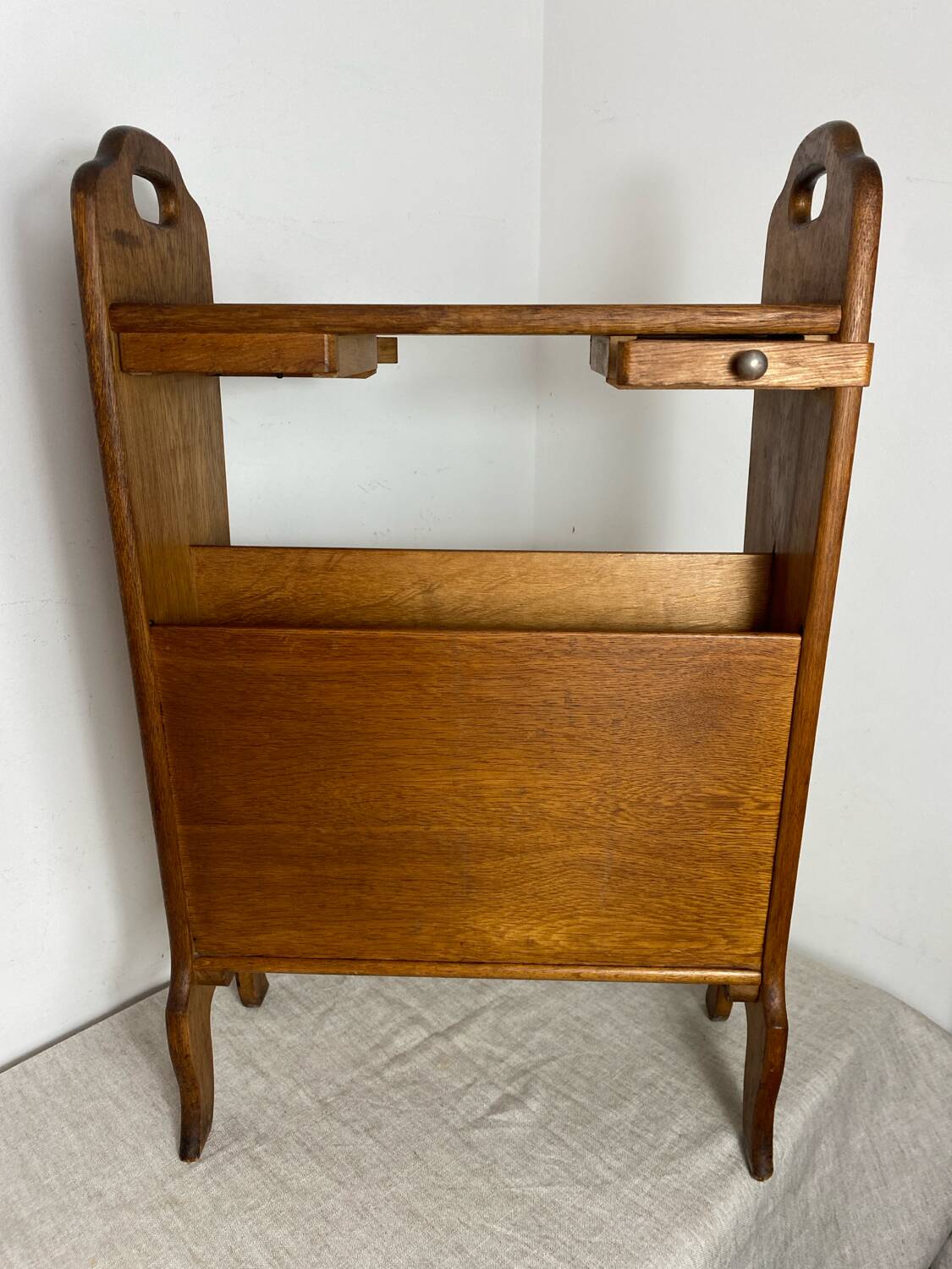 Porte-revues en bois avec repose verres