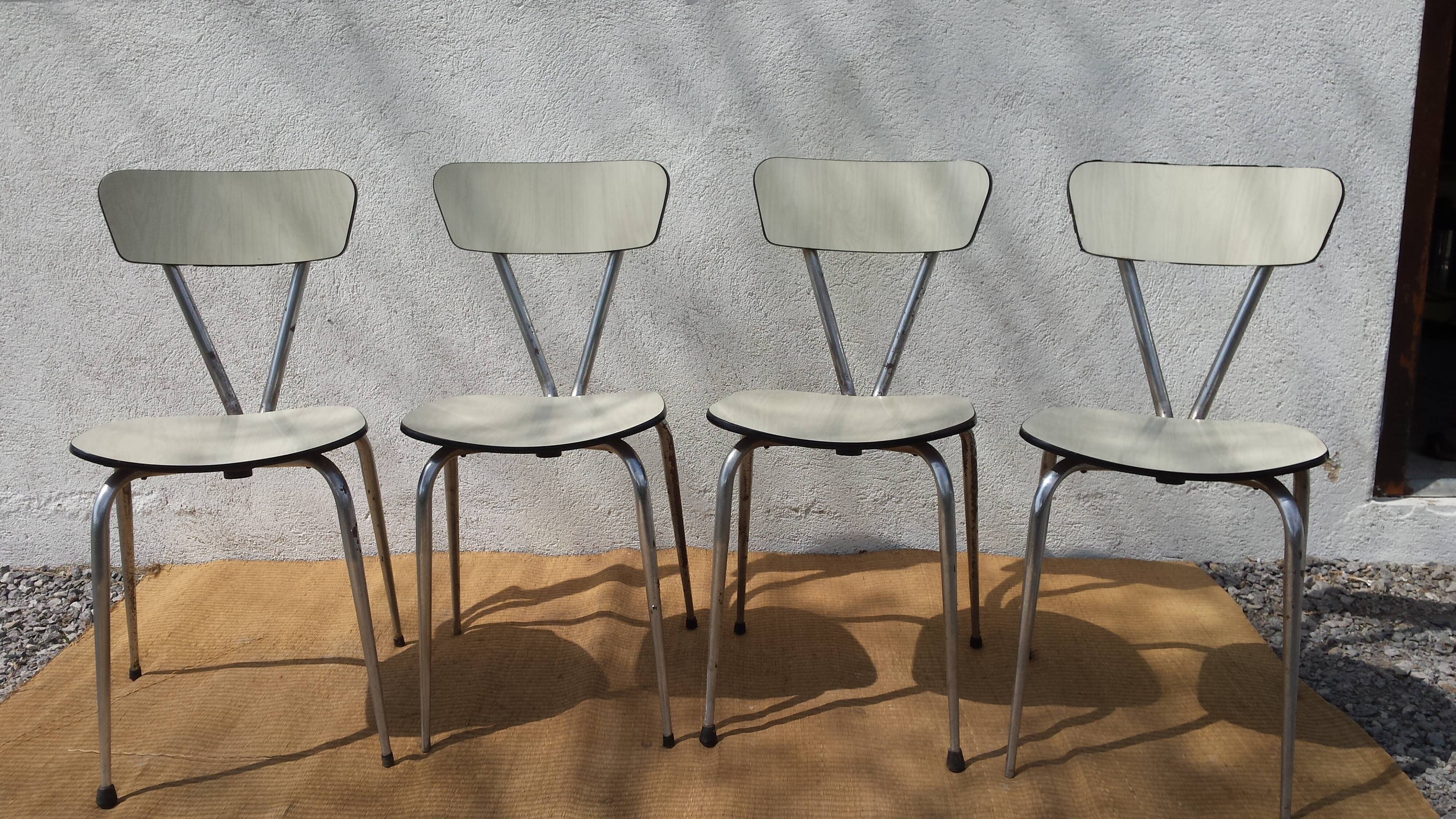 Table et 4 chaises en formica