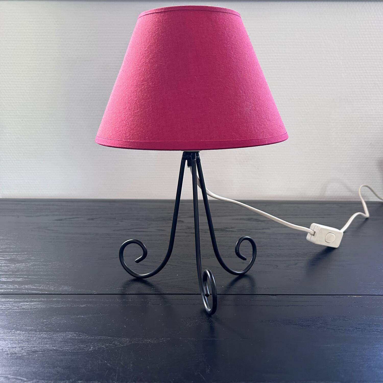 Lampe tripode en métal noir et coton rouge