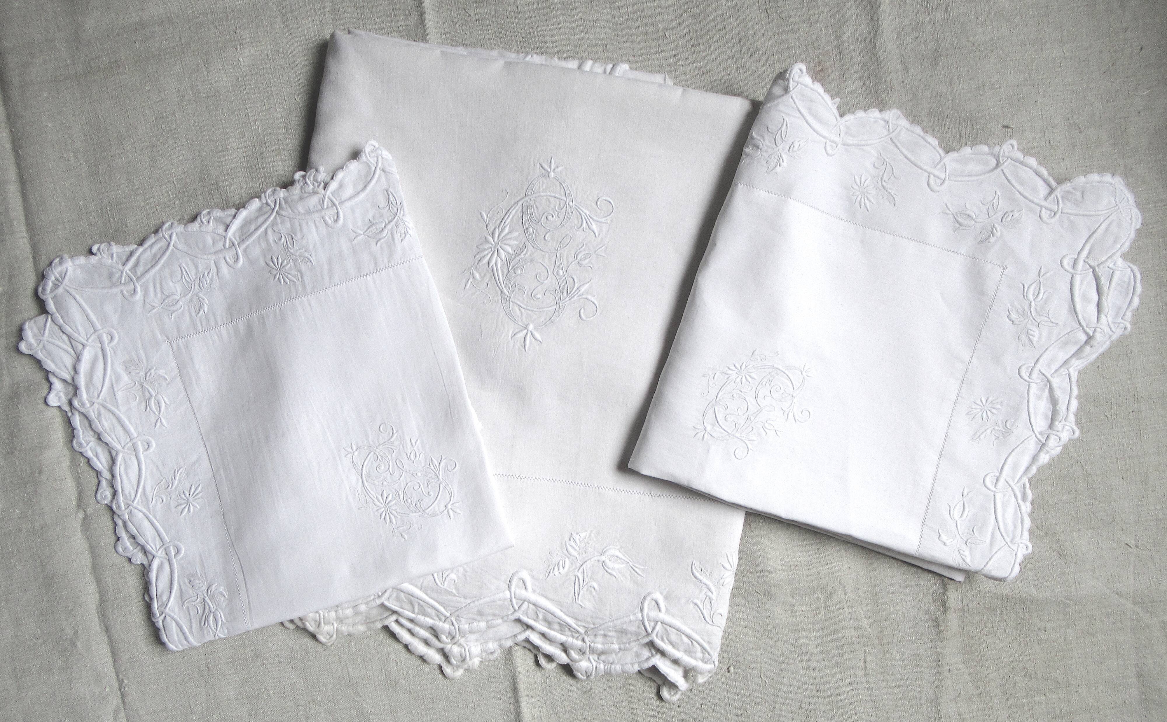 2m35 wide sheet with two pillow cases, wire canvas, embroidered and hand-stitched, 1900