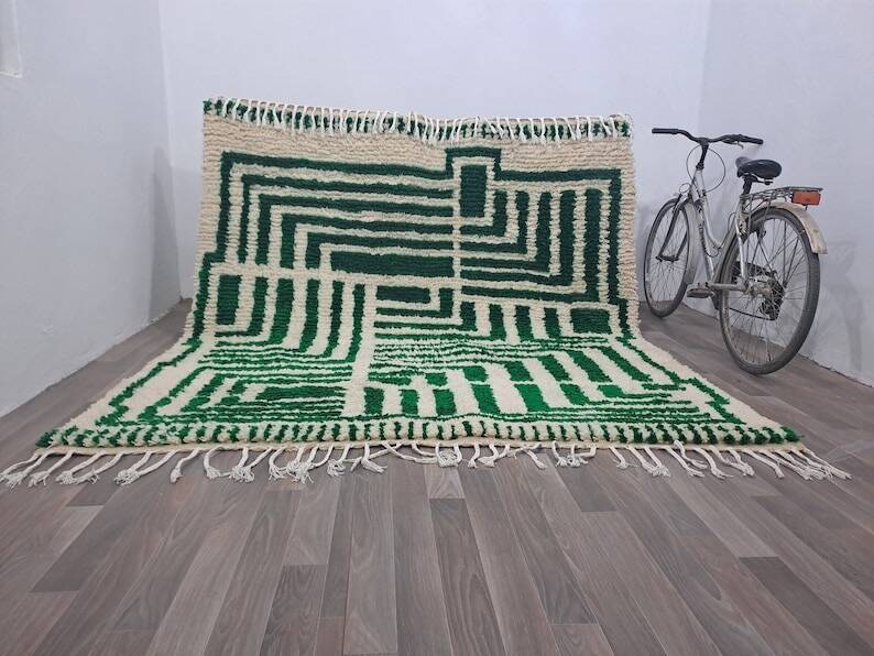 Handmade Moroccan rug from Oued Zam, size 150 x 250 cm.