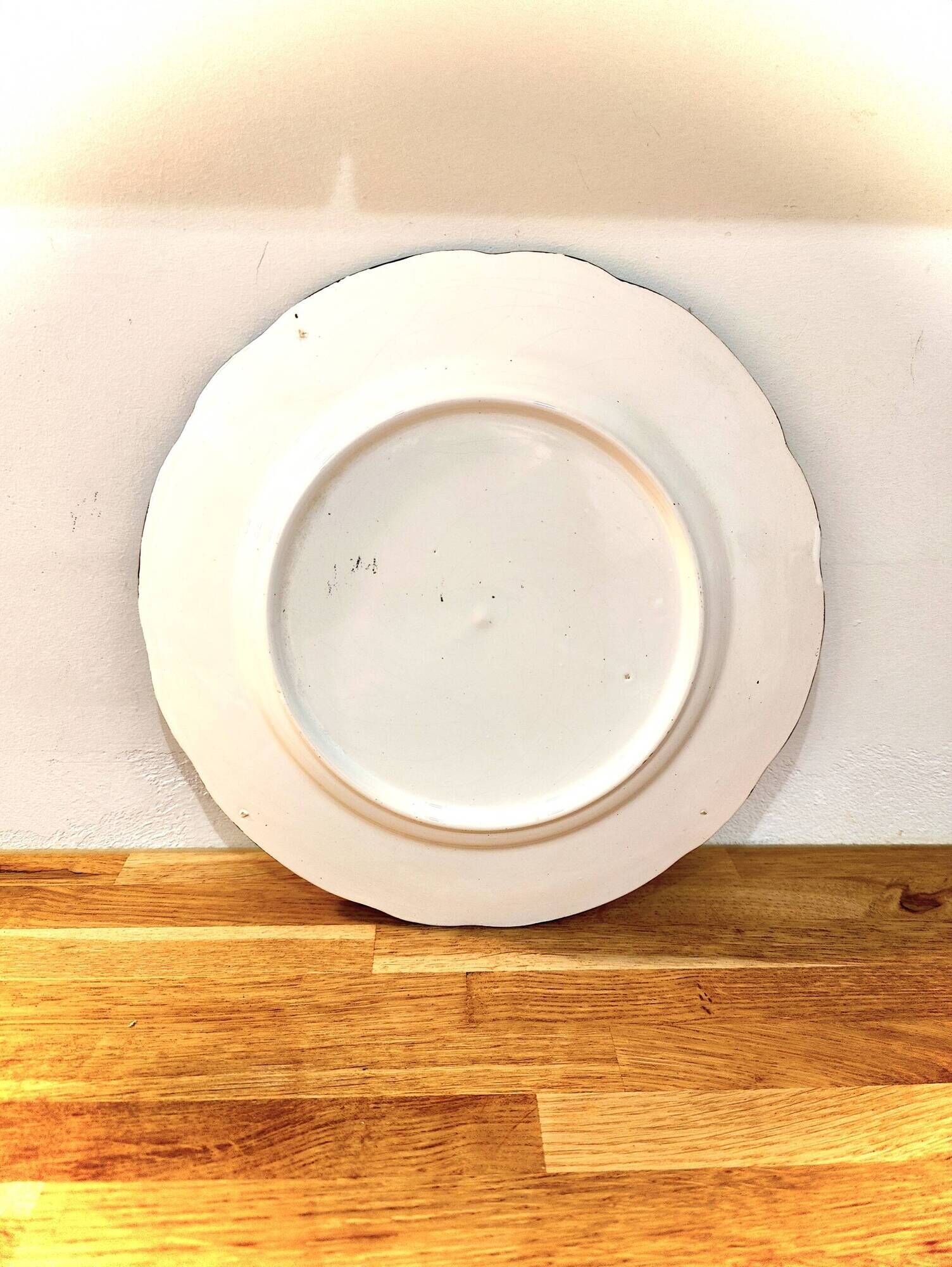 Decorative plate in brown faience