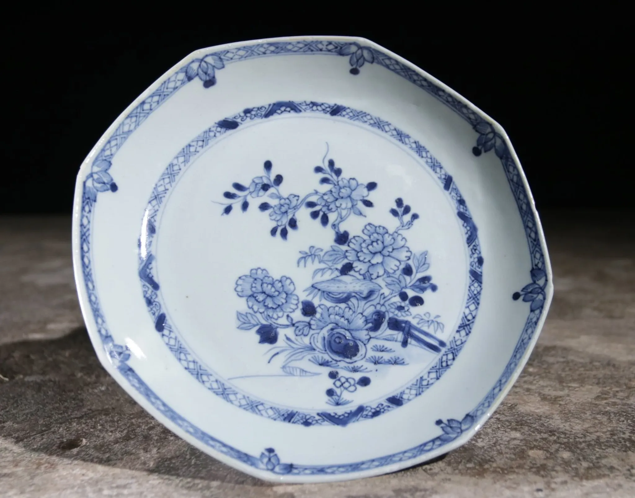 Octagonal Chinese blue and white plate with peonies – Qianlong, 18th c.
