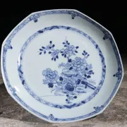 Octagonal Chinese blue and white plate with peonies – Qianlong, 18th c.