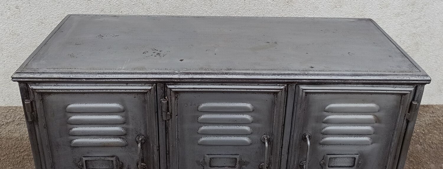 Metal locker