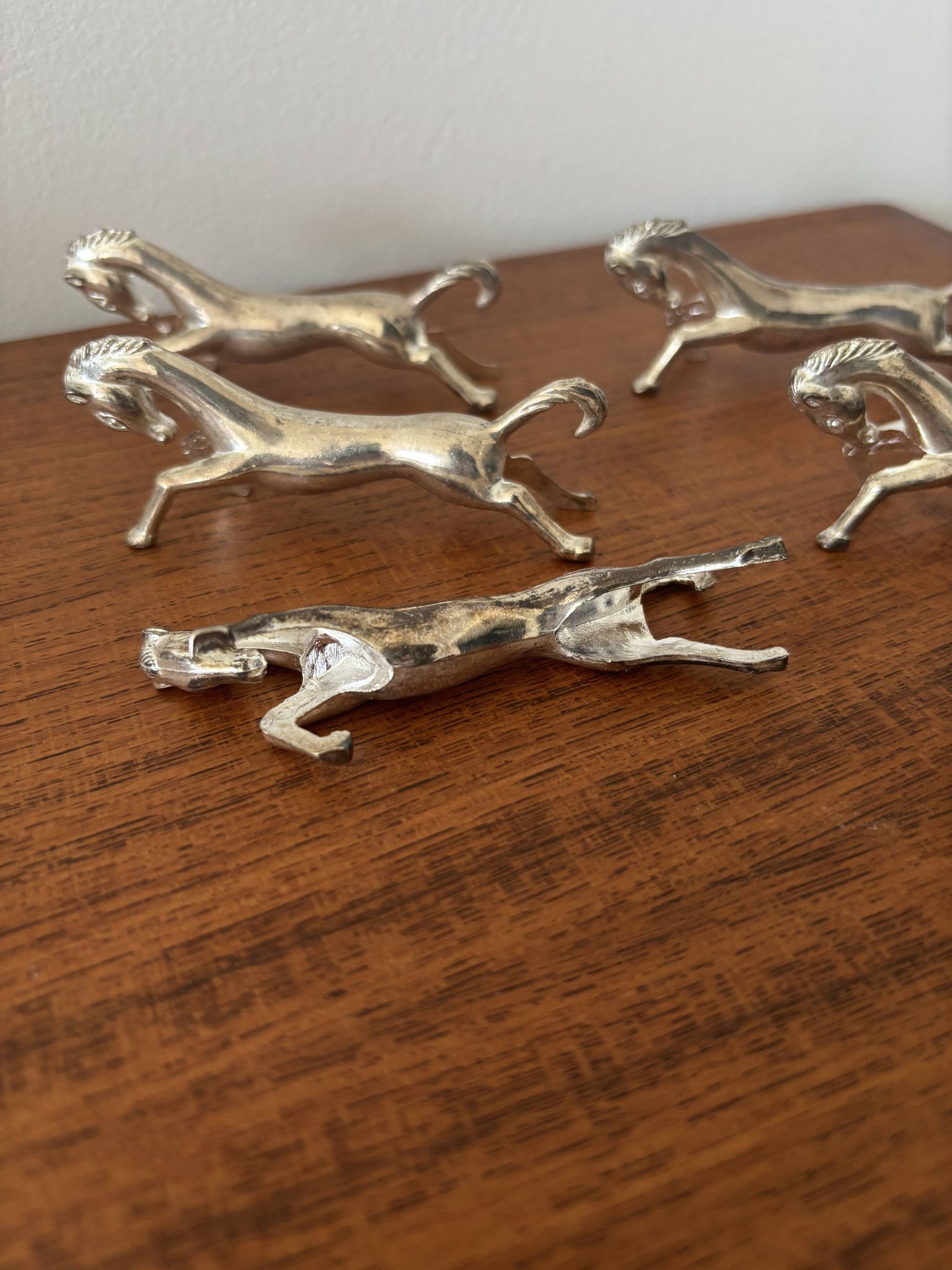 Set of 6 vintage galloping horse knife rests in silver-plated metal.