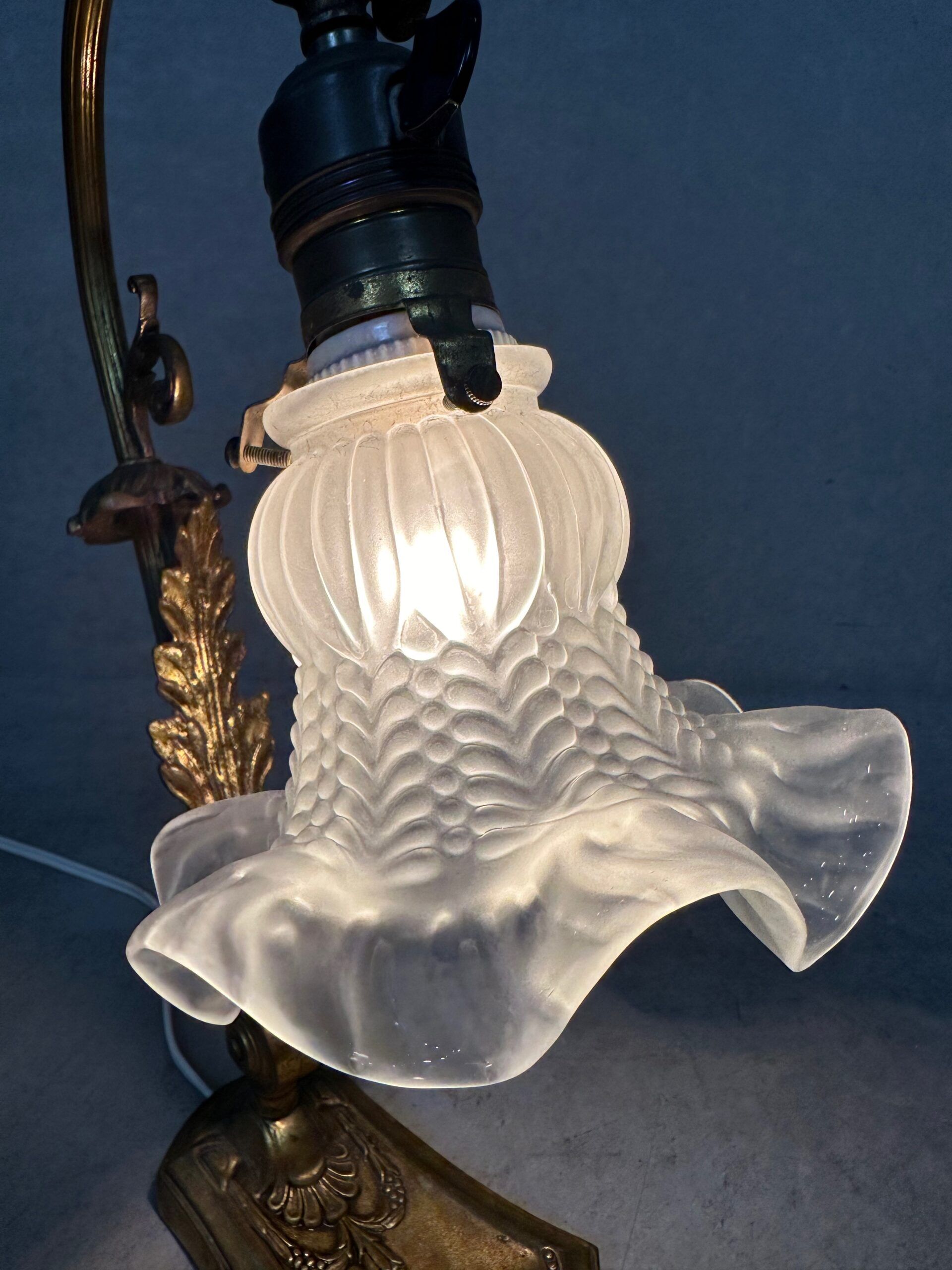 Art nouveau table lamp – flower