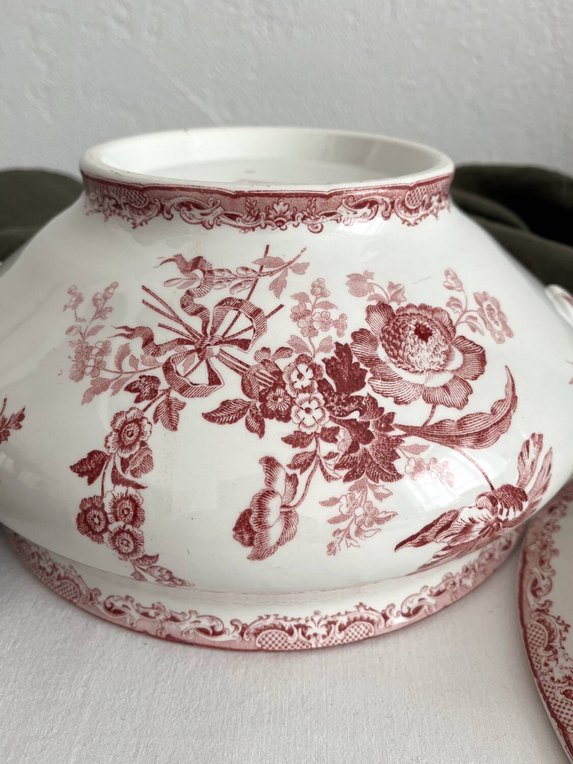 Fontanges ironstone tureen, Sarreguemines
