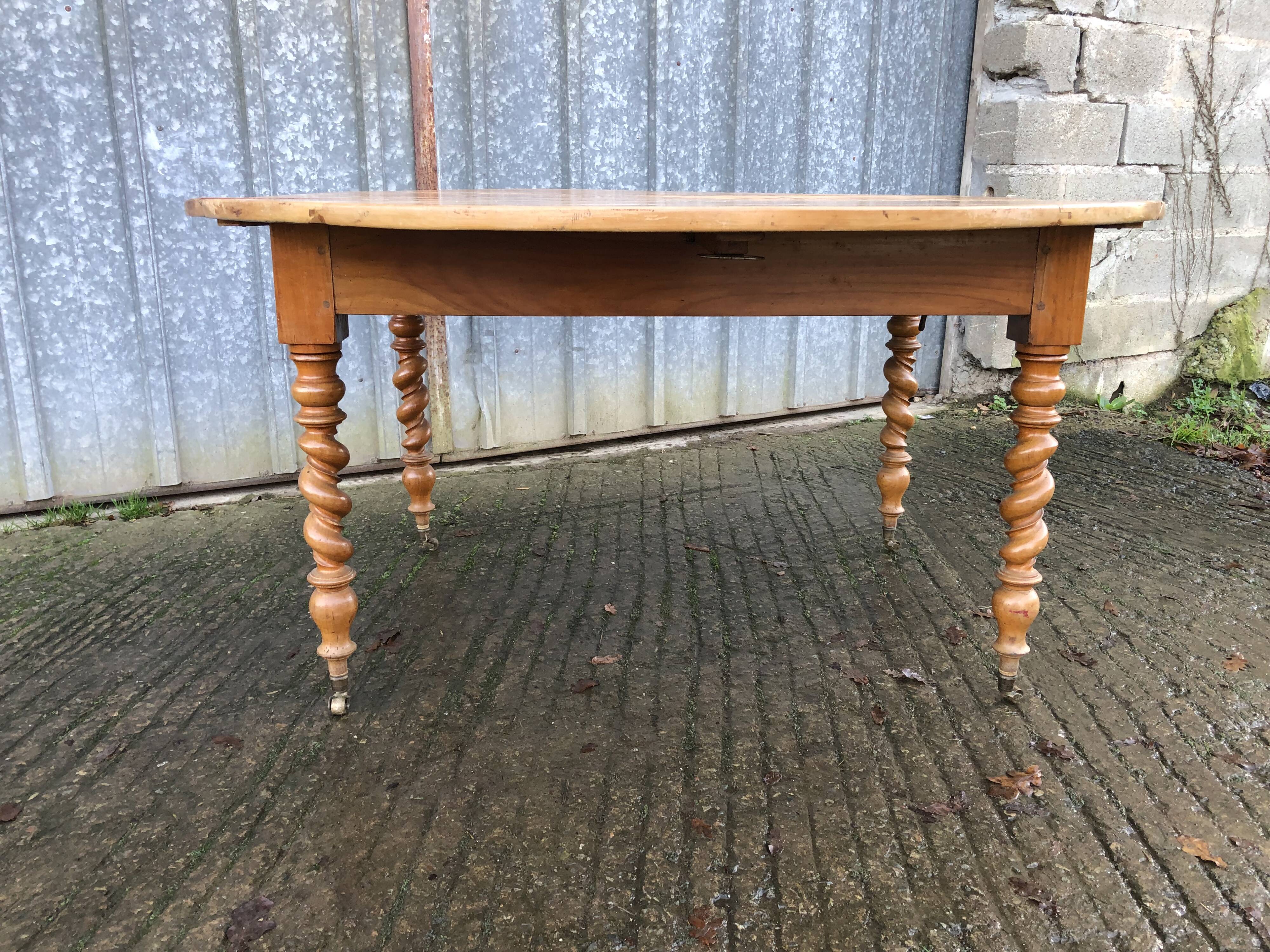 Round table in solid cherry wood, extendable with twisted legs, Louis Philippe style.