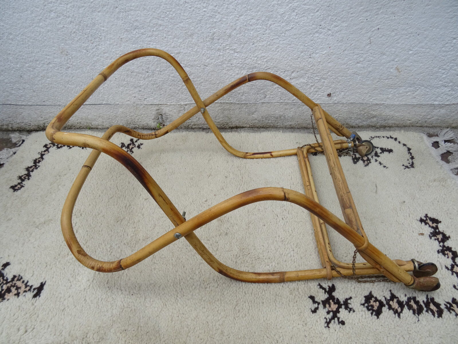 Rattan bassinet on folding support