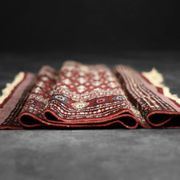 Tapis oriental Boukhara rouge tissé à la main, années 1960