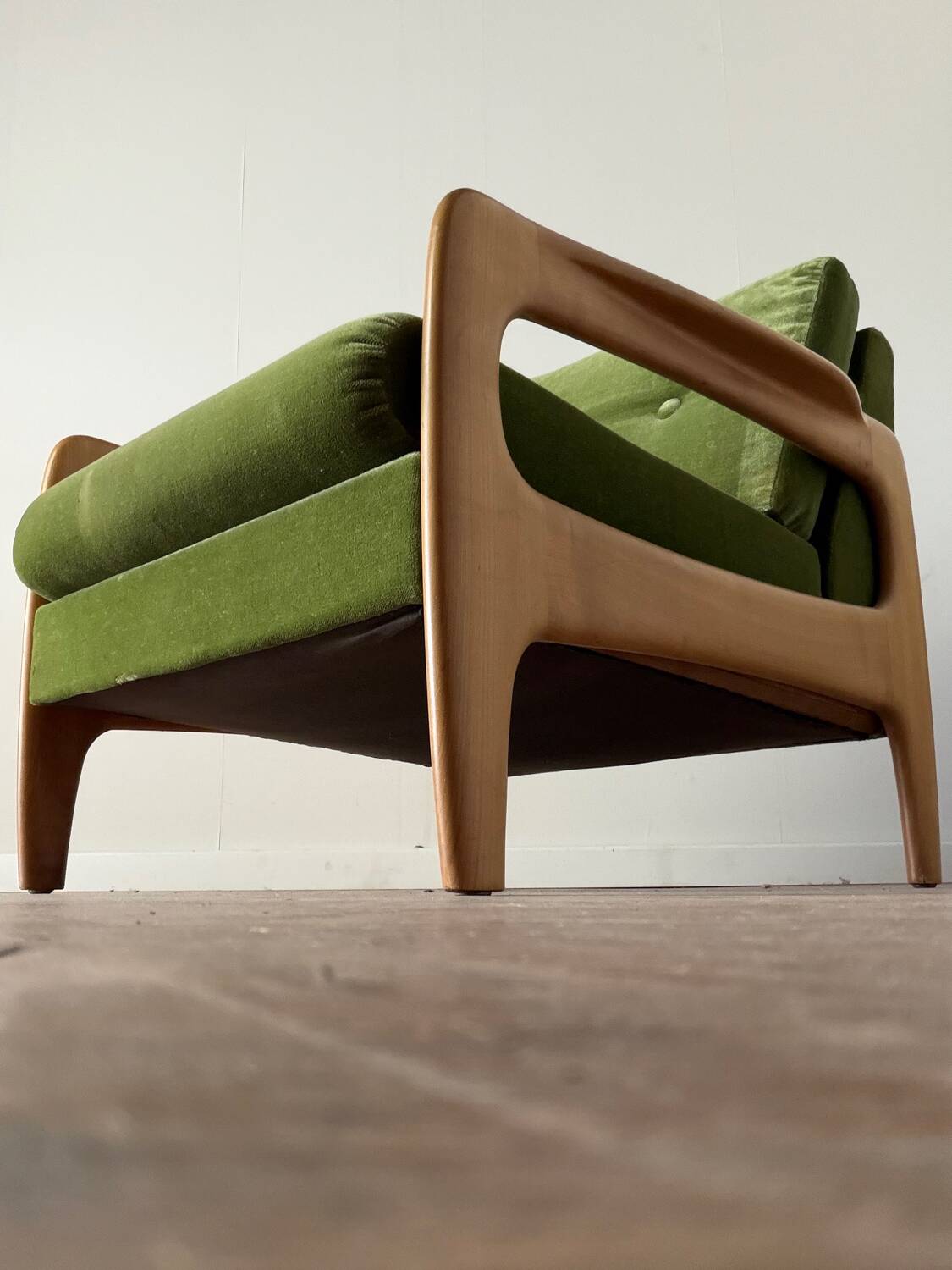 Vintage armchair with elegant Scandinavian design from the 1960s. Struct