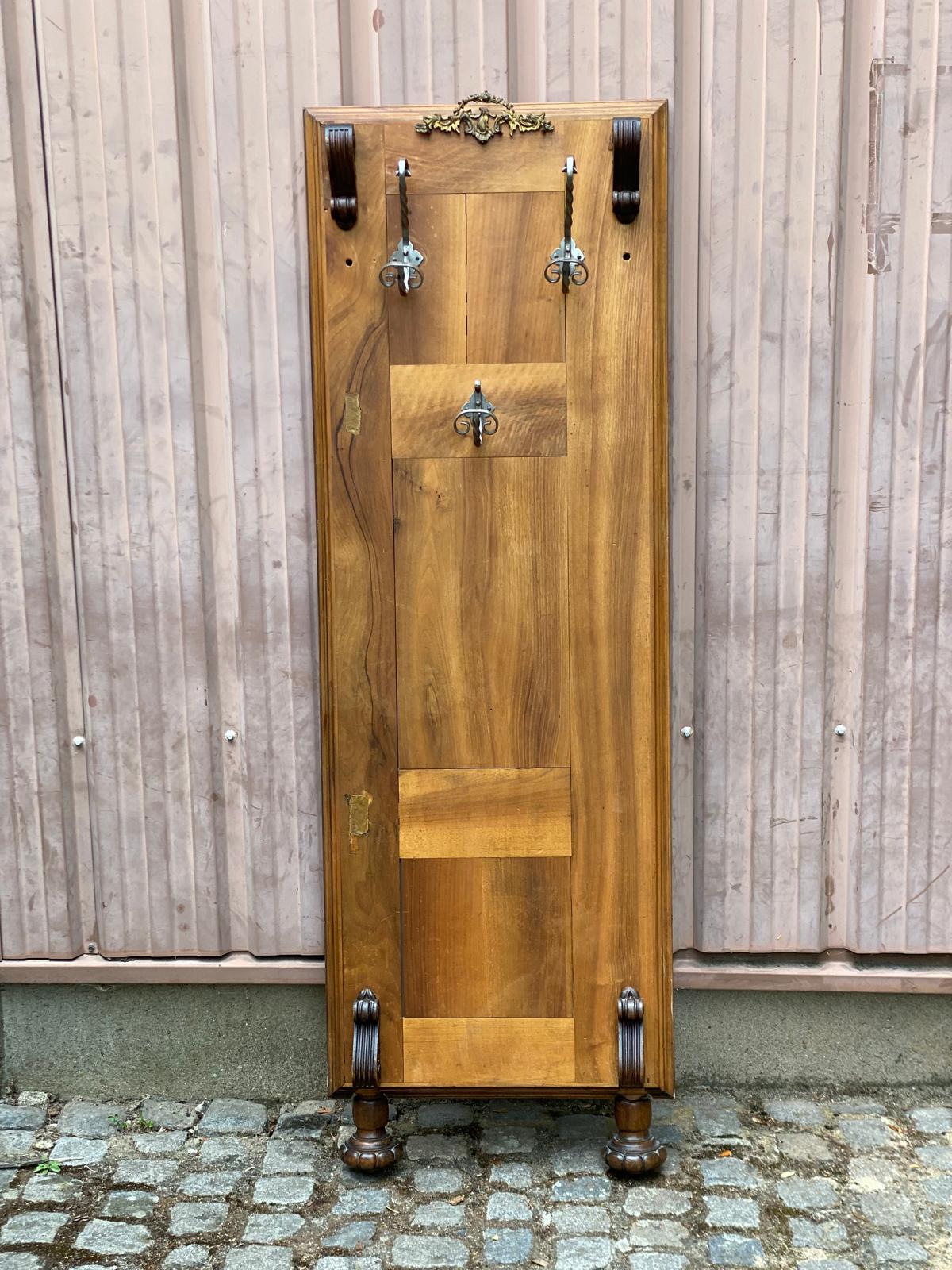 Vintage coat rack wardrobe in solid walnut from the 1930s.