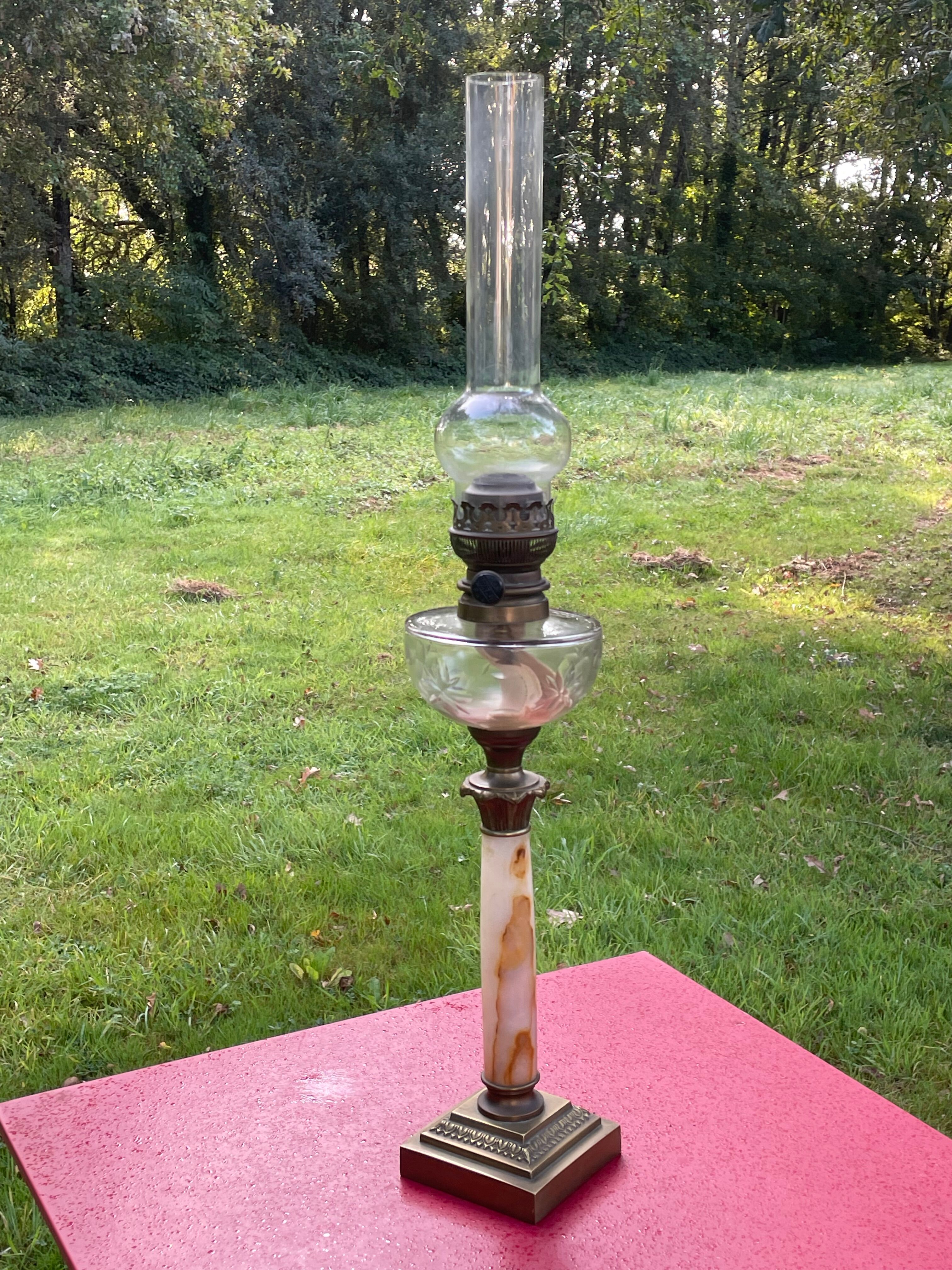 Grande lampe pétrole marbre réservoir cristal 74 cm haut du verre