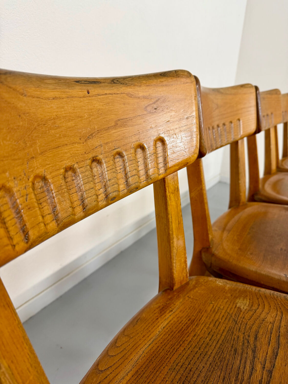Set of 4 vintage solid oak chairs, 1960s design with sculpted backrest.