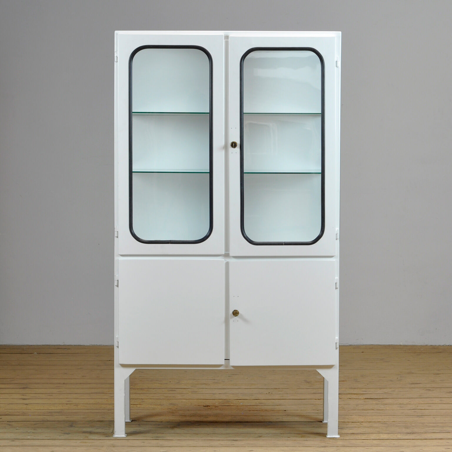 Armoire médicale en verre et fer vintage restaurée, années 1970