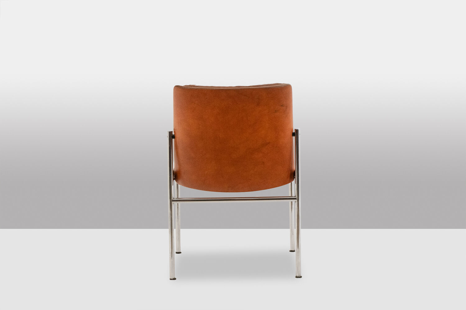 Série de 6 chaises en cuir et métal chromé, années 1970