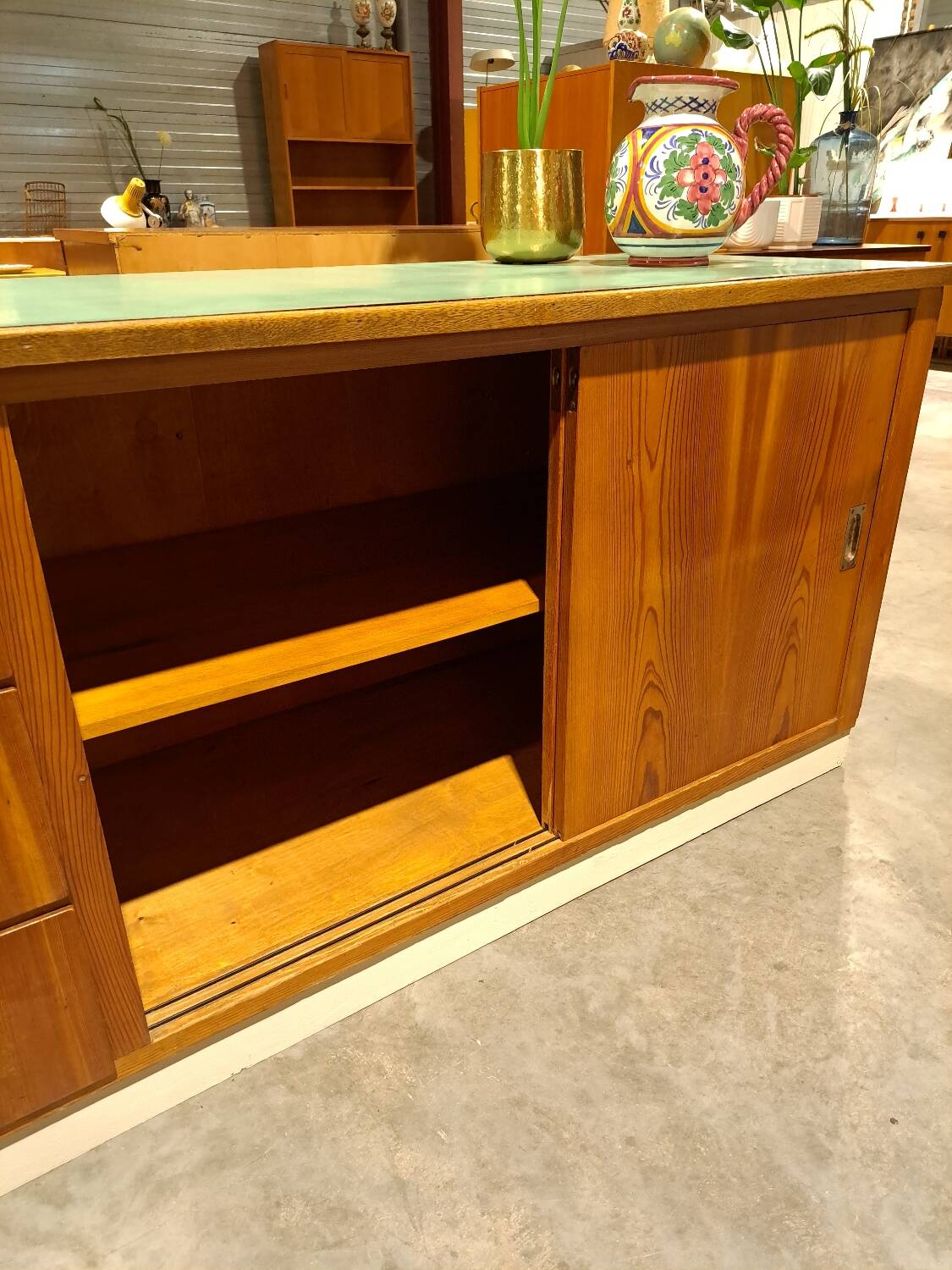 meuble de métier en bois ancien avec lame en formica