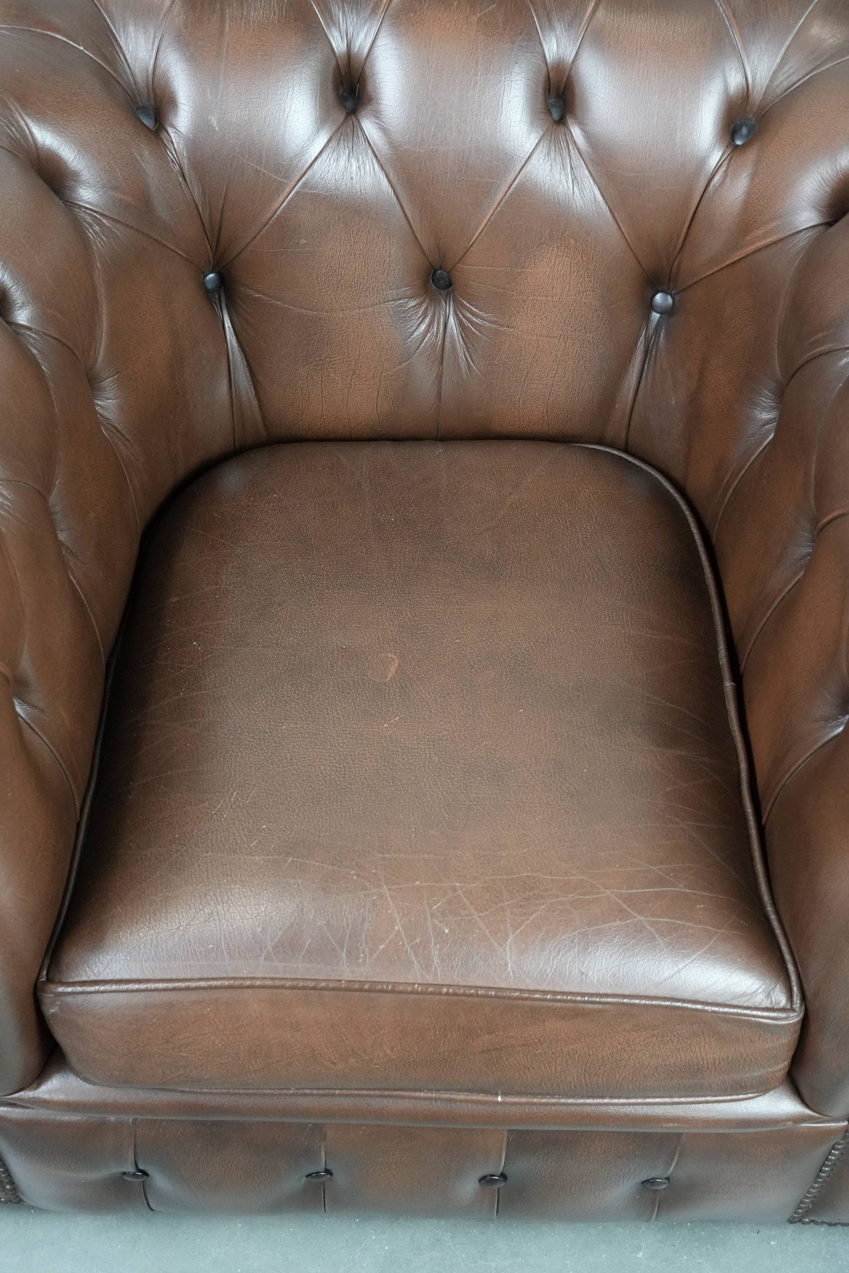 Fauteuil club Chesterfield en cuir de vachette marron de style anglais