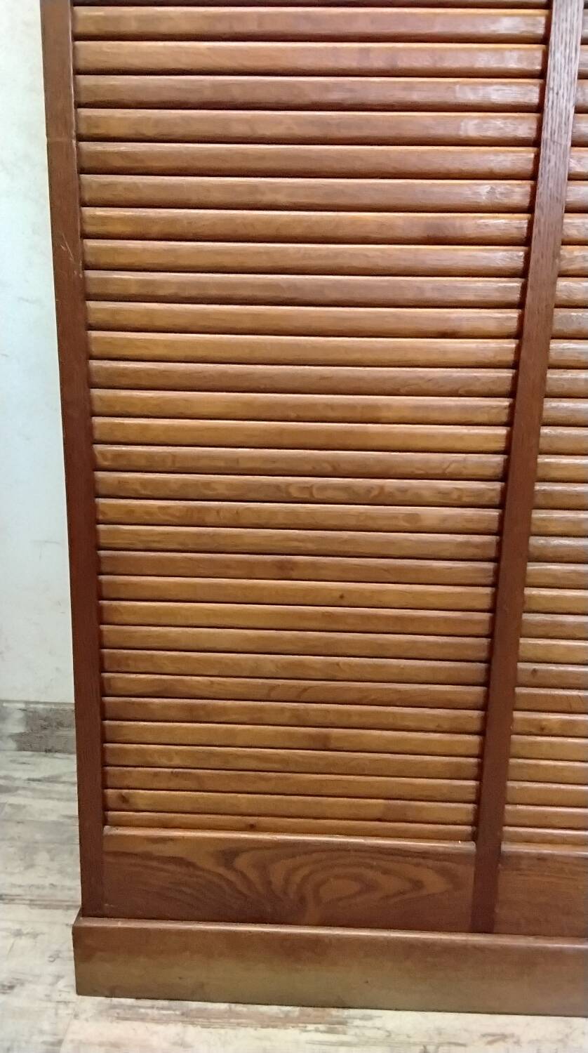 Double curtain cabinet