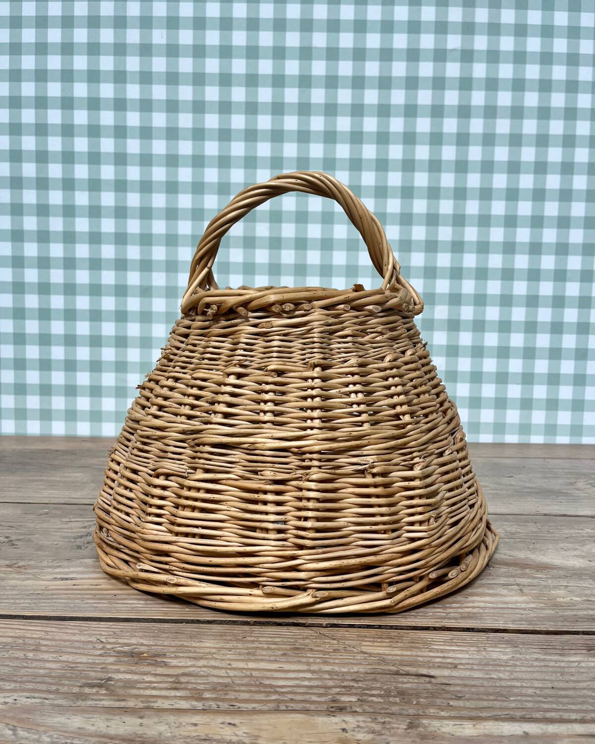 Round basket with vintage rattan handle