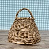 Round basket with vintage rattan handle