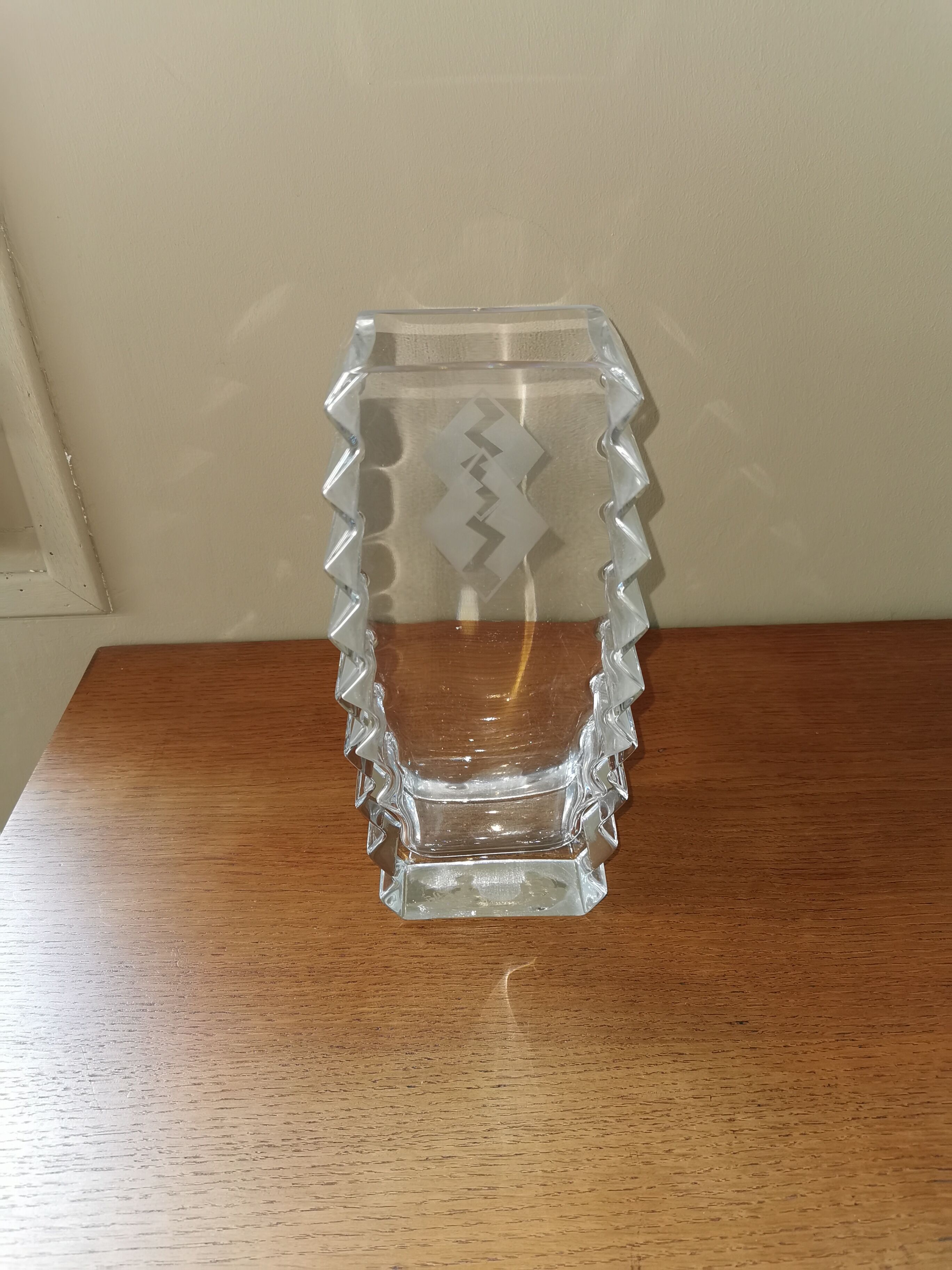 Vase art déco en verre moulé